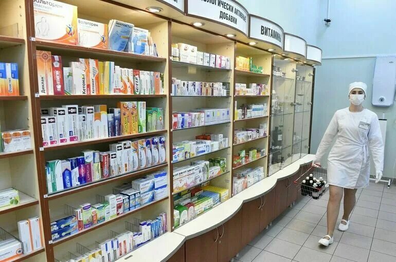 Препараты в аптеке. Фармацевт. В аптеках должны работать. Фармацевт. Дефицит лекарств.