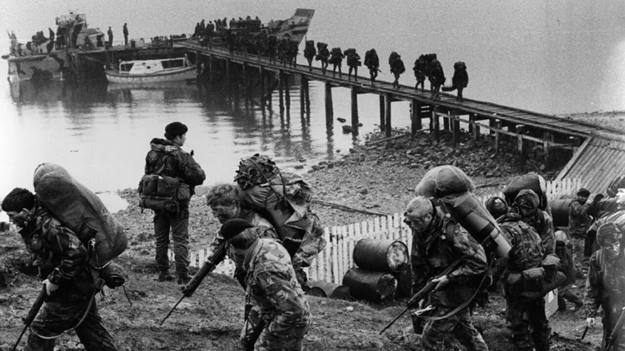 Порт стэнли 1982. Фолклендские острова конфликт 1982. Фолклендские острова конфликт 1982. Британские сас фолкленды 1982. Фолклендские острова конфликт 1982.