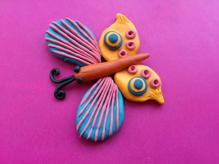 Легкая поделка из пластилина. Бабочка из пластилина для детей. Лепка бабочка. Бабочка из пластилина для детей. Бабочка из пластилина.