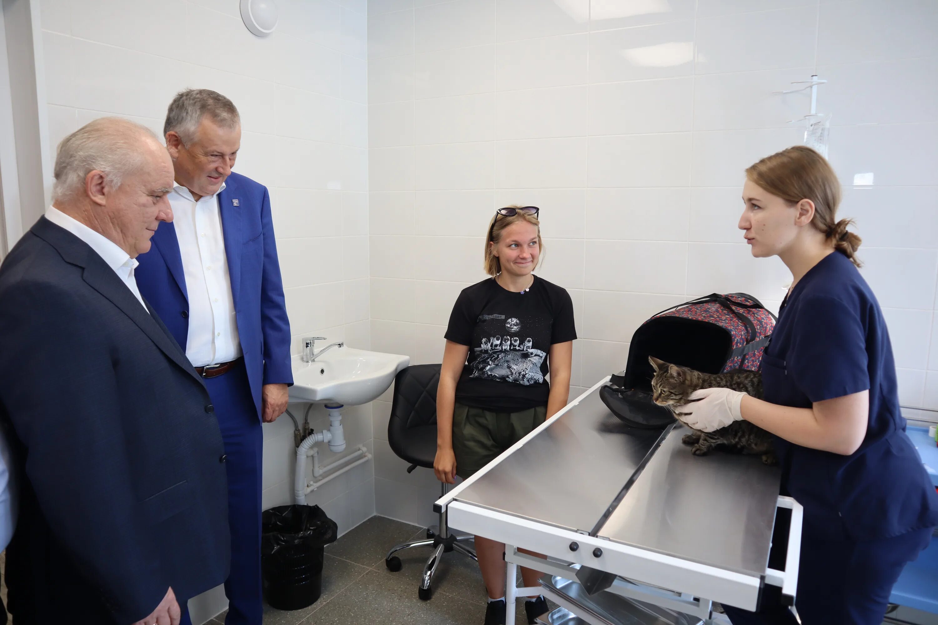 Практика в клинике ветеринария. Ветеринар. Профессия ветеринарный врач. Ветеринарная клиника димитровград баданова. Ветеринар.