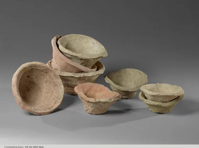 Первая глиняная посуда. Древняя каменная посуда. Посуда древних людей. Первая посуда человека. Гончарная и не гончарная керамика китай неолит.