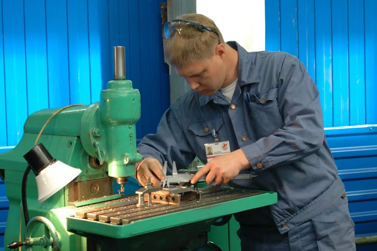Работа на производстве кировский. Ген директор лкхп кирова. Феррум хабаровск металлопрокат. Керама марацци орёл завод. Кировский завод лепсе.
