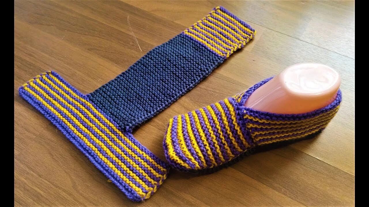 Простые тапочки. Простые тапочки на двух спицах. Тапочки связанные одним полотном. Тапочки на 2 спицах полосатые