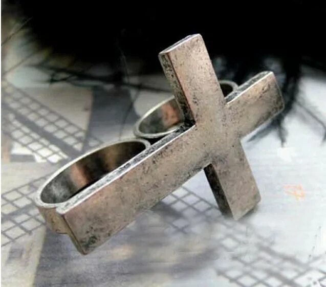 Поклонные кресты архангельской области. Большие каменные кресты мемориал. Кресты акимов серебро. Большие каменные кресты мемориал. Кресты на куполах церквей.