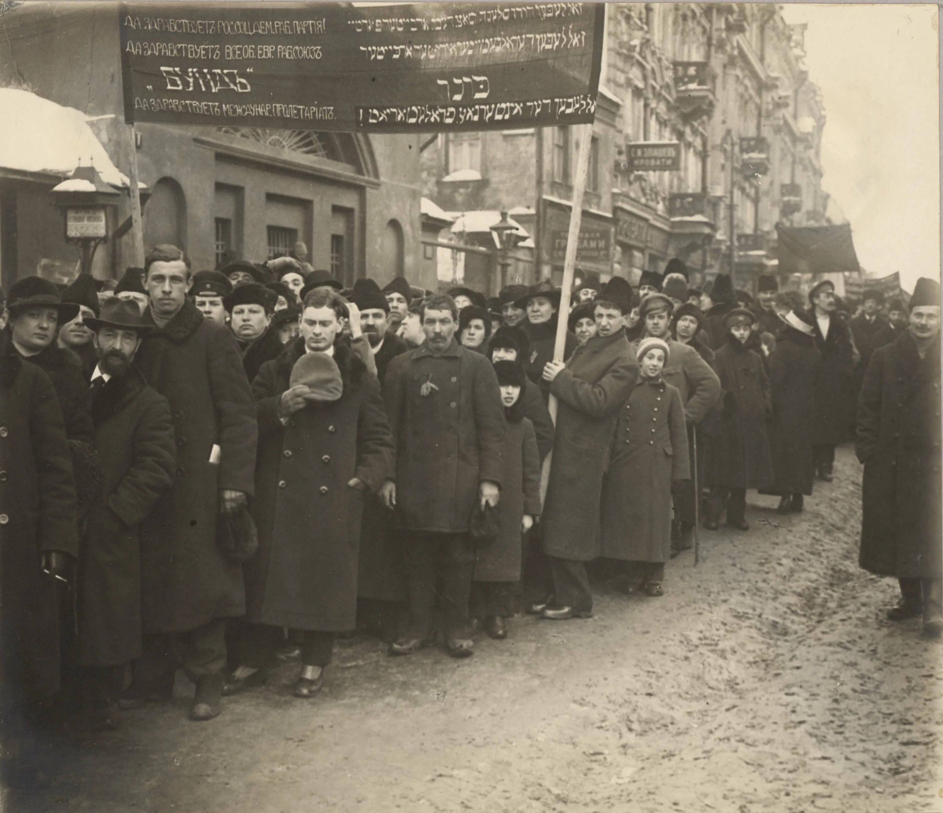 1917 года большевистская революция. В 1917 году был создан. Революция 1917 года в россии. Заседание совета рабочих и солдатских депутатов в таврическом дворце. Таврический дворец революция 1917.