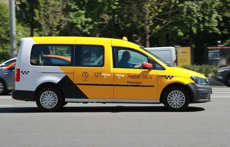 Минивэн такси. Машина такси минивэн. Местный таксист