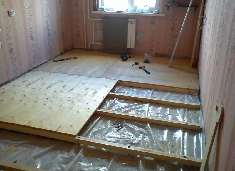 Использовать фанеру для пола. Пол по лагам фанера или ОСП-3. Укладка фанеры на пол на лаги. Осп3 на пол на лаги. Укладка ОСБ на бетонный пол под ламинат.