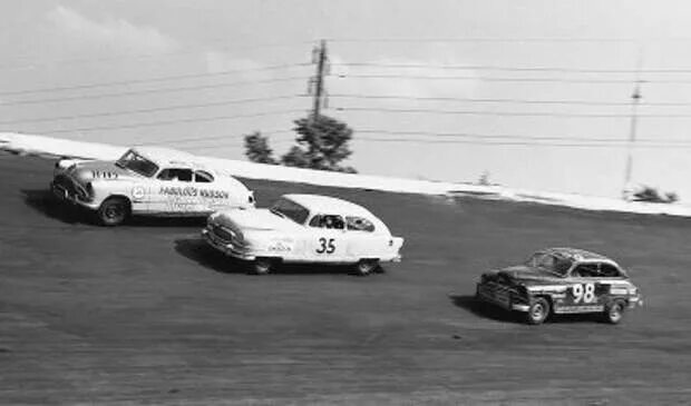 Маршалл тиг. Хадсон Хорнет 1951 наскар. Hudson Hornet 1951 NASCAR авария. NASCAR Grand National Races 1951. Nash Ambassador 1950 года. Наскар.