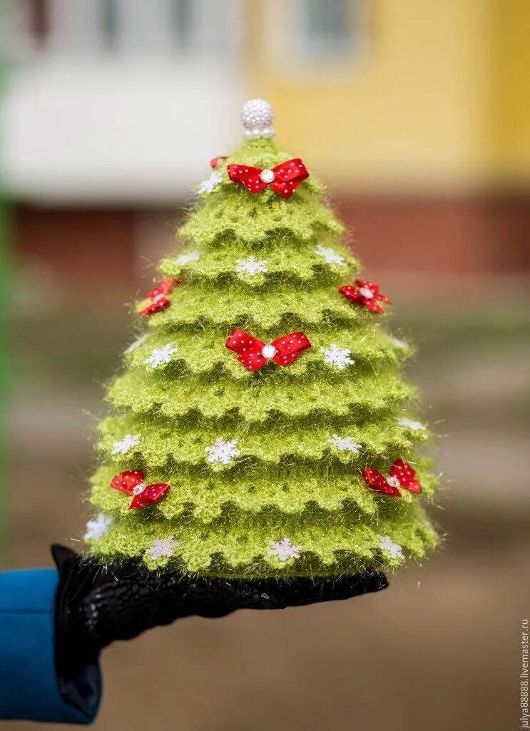 Новогодняя елка крючком. Новогодняя елка вязаная крючком. Вязаные новогодние украшения. Новогодняя елка крючком. Елочка на палочке крючком.