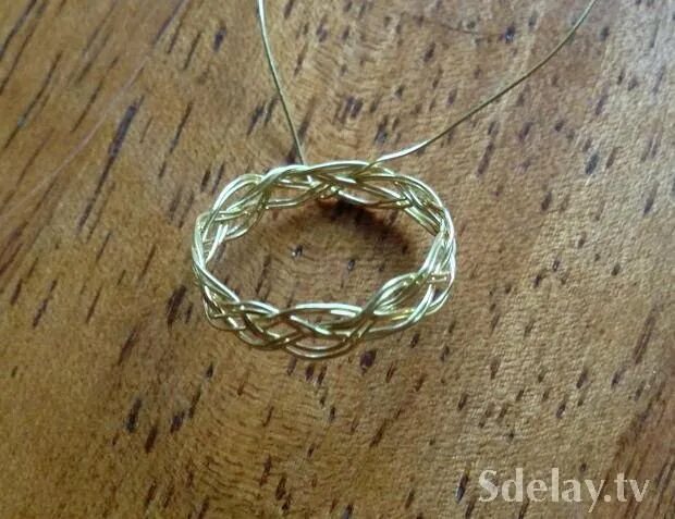 как сделать кольцо из шампанского. кольцо из пробки от шампанского. миниатюрные изделия из проволоки. красивое кольцо из проволоки. детские колечки из проволоки.