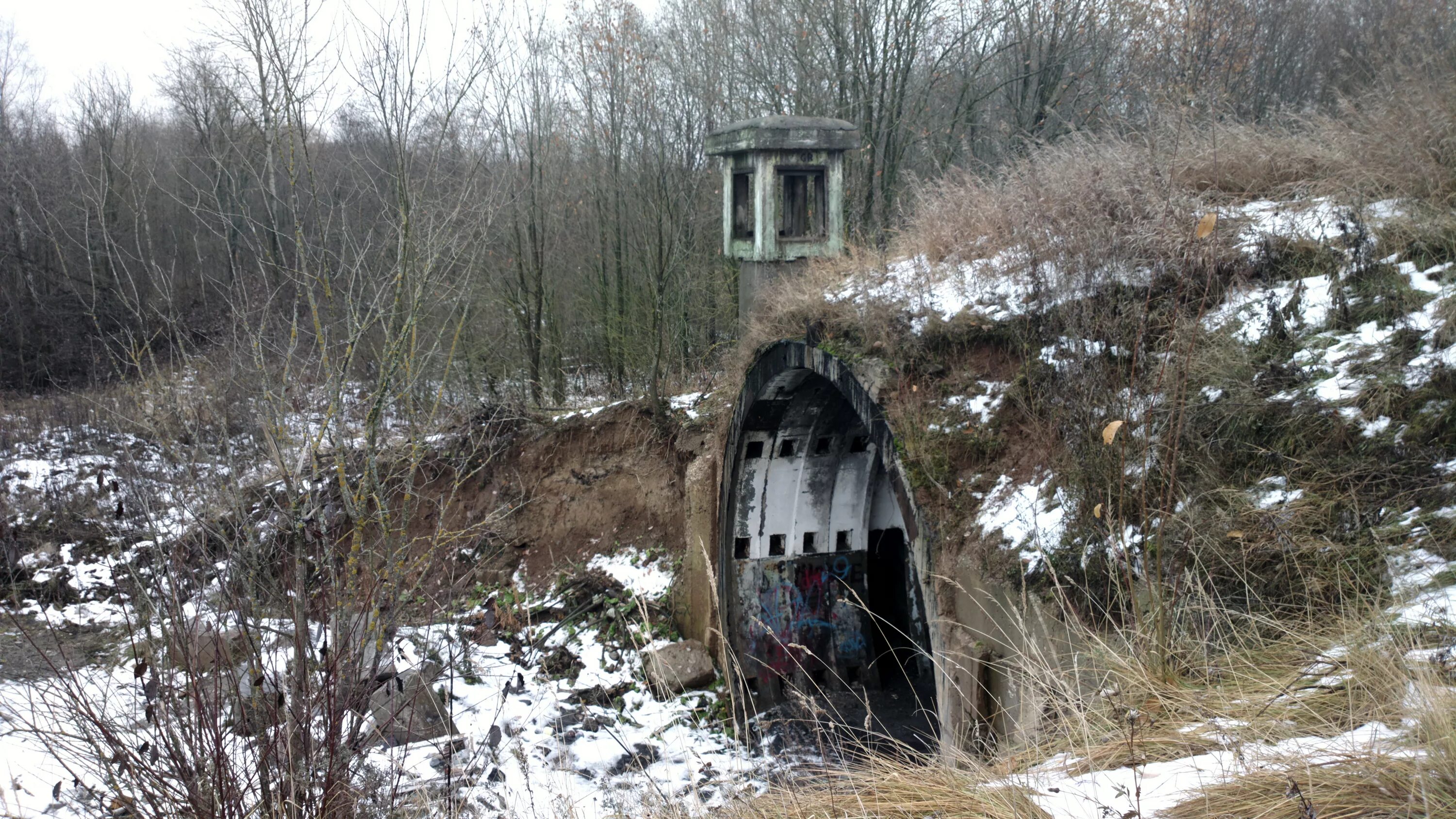 Заброшенная ракетная база пашино. Заброшенная военная база в череповце. Бункер череповец. Заброшенный бункер в череповце заречье. Бункер череповец.
