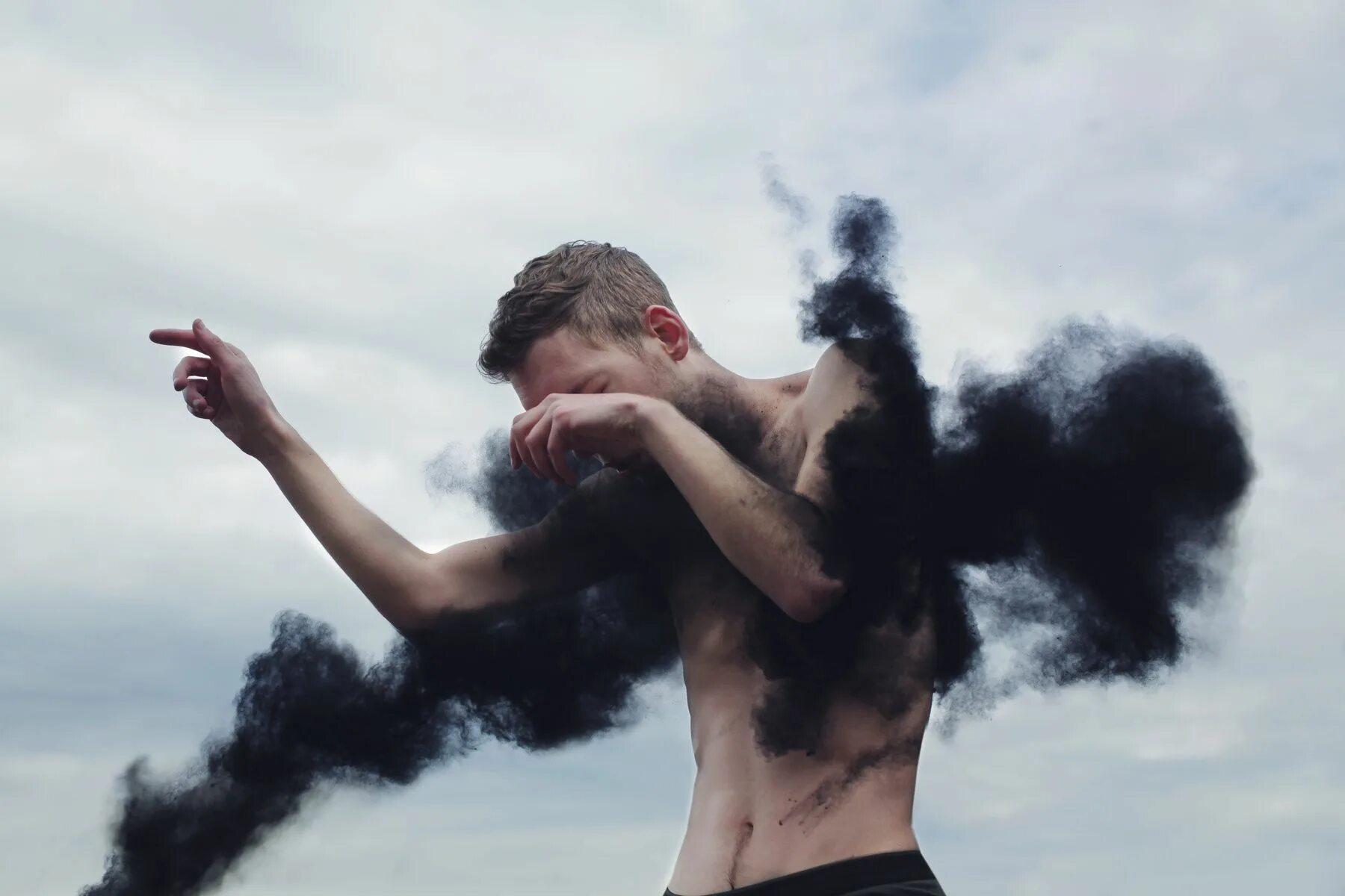 Клип где летает. Kyle Thompson. Кайл Томпсон фотограф. Человек в дыму. Мужчина в дыму.