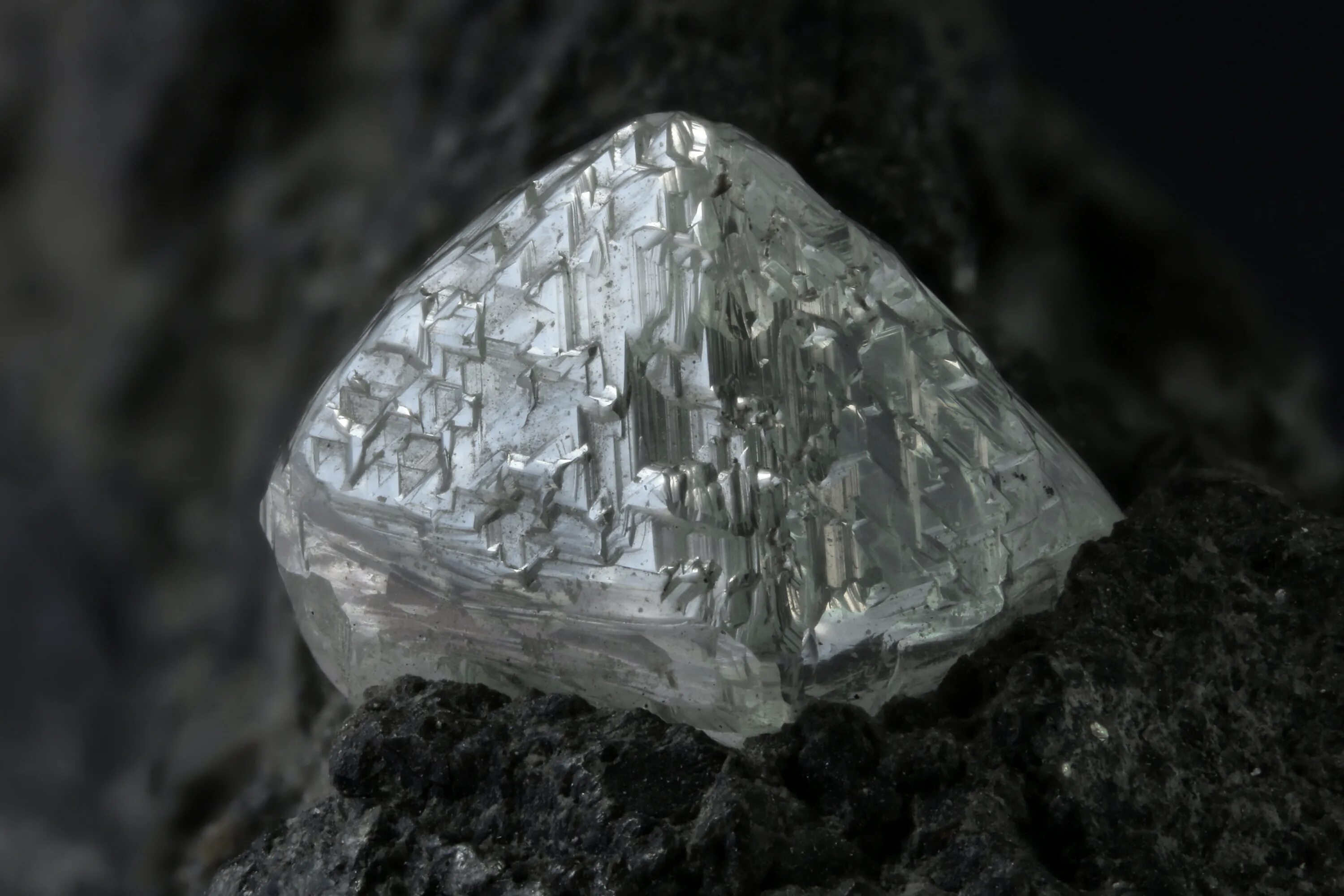 Алмаз какая порода. Алмаз неограненный камень. Алмаз 1000 карат. "Камень и Алмаз" Вайда. Алмаз Горная порода.