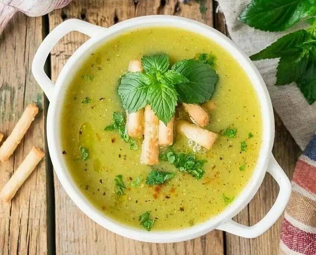 Суп из брокколи пюре классический. Суп пюре. Овощной суп пюре. Суп пюре из кабачков. Суп пюре с цветной капустой.