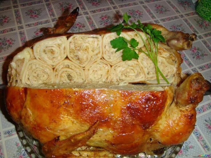 Фаршированная курица в духовке. Фаршированная курица рецепты с фото. Курица фаршированная блинами и грибами. Курочка запеченная в духовке. Фаршированная курица.