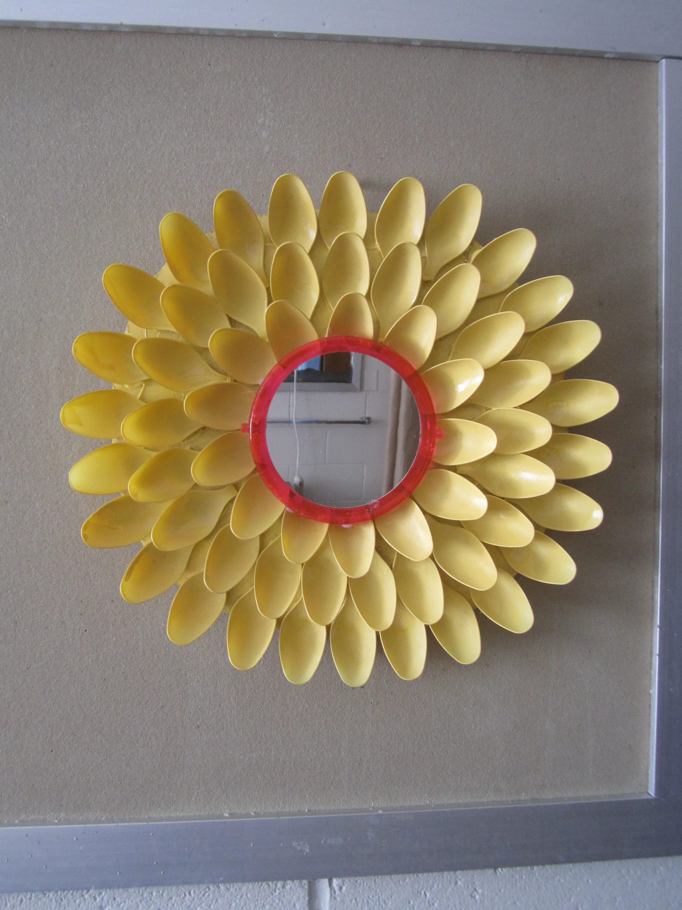 Цветы из одноразовой посуды. Как сделать из пластиковых ложек. Поделки из пластиковых ложек. Цветы из одноразовых ложек и вилок. Поделки из бросового материала.