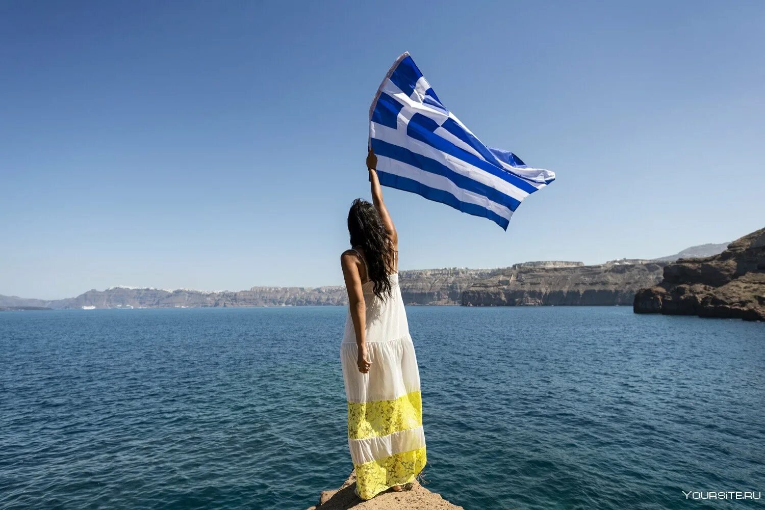 Замечательно греции. Греция Крит флаг. Девушки Греции. Греция море. Девушка с греческим флагом.