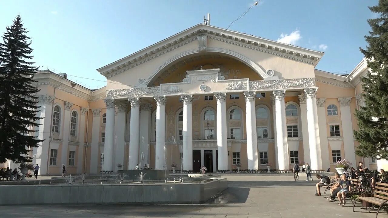 Сайт городского дворца культуры. Городской дворец культуры Бийск. Дворец Химиков Бийск. Городской дворец культуры Барнаул. ГДК Бийск зал.