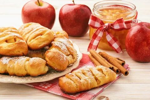 Слоеное дрожжевое тесто с яблоками и корицей