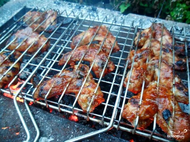 Куриные крылышке на решетке. Крылья на решетке на углях. куриные крылышки на решетке на мангале. маринад для крылышек барбекю на мангале. крылья куриные на костре.