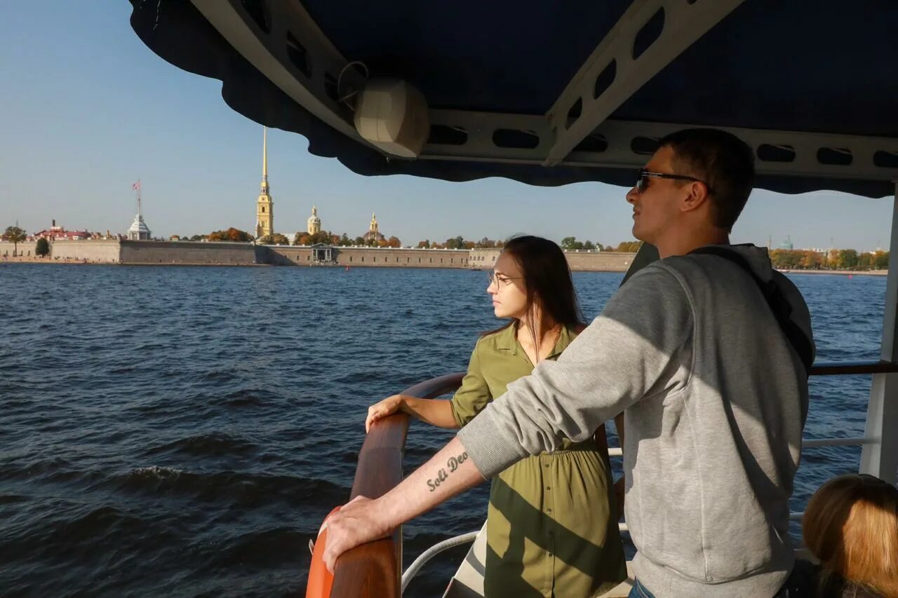 Иностранцы на улице. Гостеприимство петербурга туризм. Гостеприимство петербурга туризм. Исаакиевский собор девушка. Почему в питере молодёжи больше чем в москве.