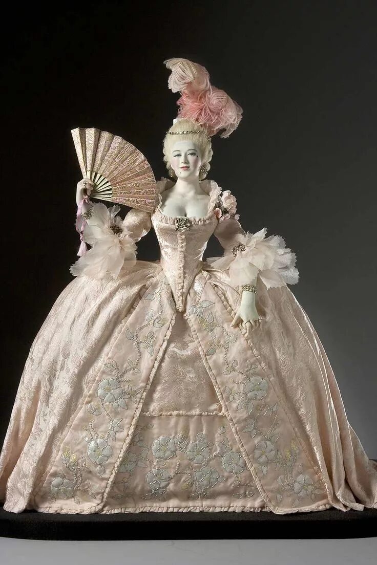 Court dress, 1785, Les Arts Decoratifs 18th century fashion, Rococo fashion, Cou