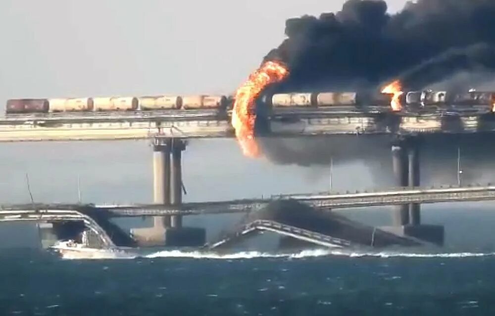 Крымский мост взорвали 2022. Крымский мост взорвали 2022 8 октября. Крымский мост взорвали 2022 Украина. Взрыв Керченского моста.