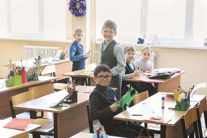 Современная школа ученики. Гимназия 1538 1 здание. Школьники на уроке патриотическом. Ученики в школе. Новая москва школьники.