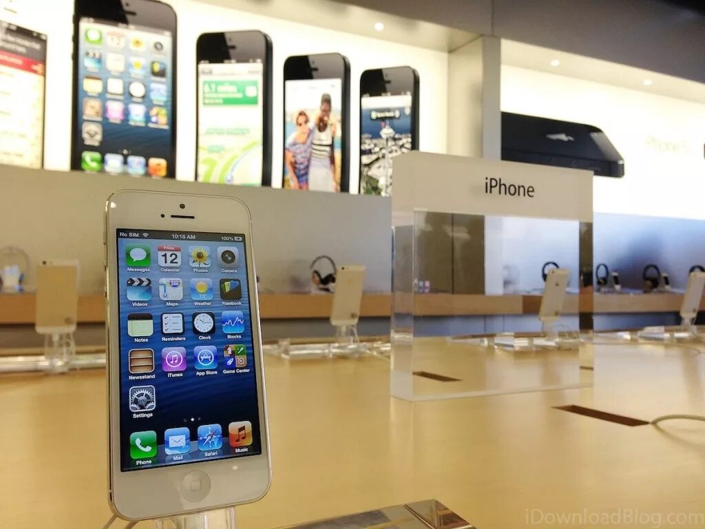 Витринный iphone. Apple Store айфон. Apple Store 2022 iphones. Apple Store 2022 iphone 13. Apple Store iphone 13.