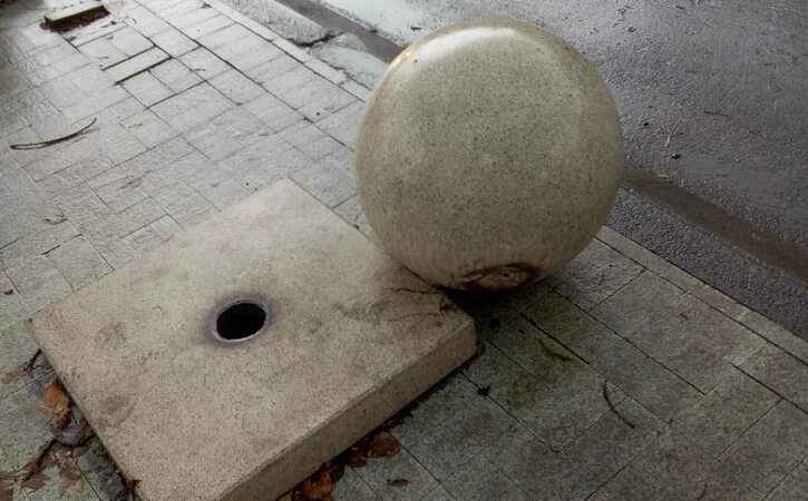 Бетонный шар весит. Бетонный шар. Бетонный шар для тротуара. Бетонный шар для дачи'. Бетонная тумба с шаром.