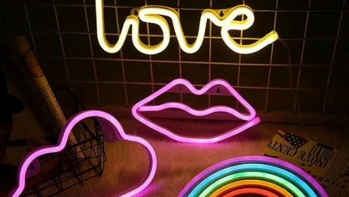 Неоновая лампа. Неоновая вывеска. Неоновая вывесквывеска. Неоновая люстра. Светильник из неона.