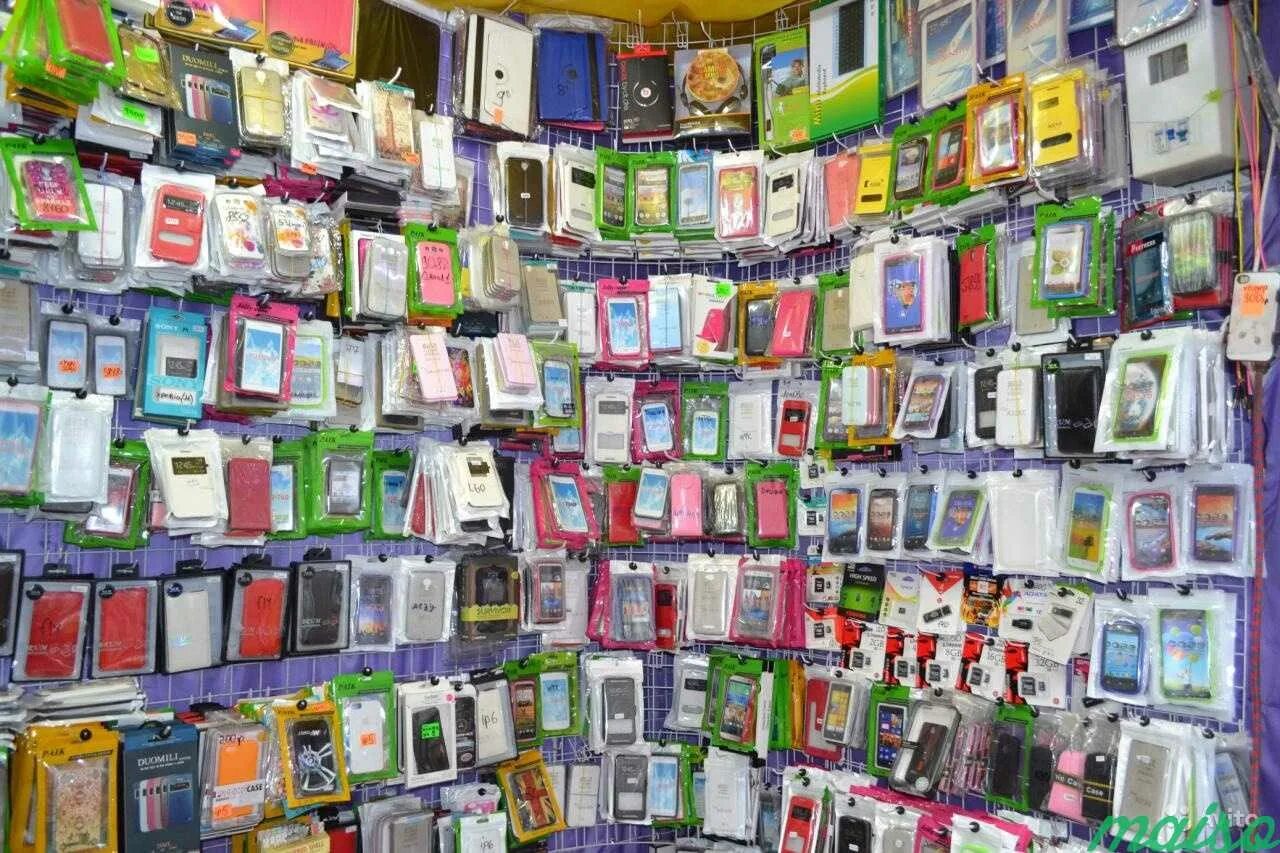 Склад мобильных аксессуаров. Витрина с айфонами. Телефоны оптом москва. Оптовый магазин электроники. Коробки от айфонов.