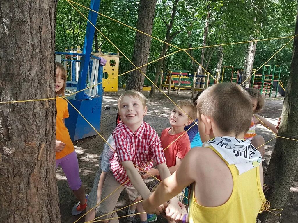 Лагерь Крылья Свиблово. Детская площадка в лагере. Детский городской лагерь. Игры для детей на улице летом. Дом творчества лагерь