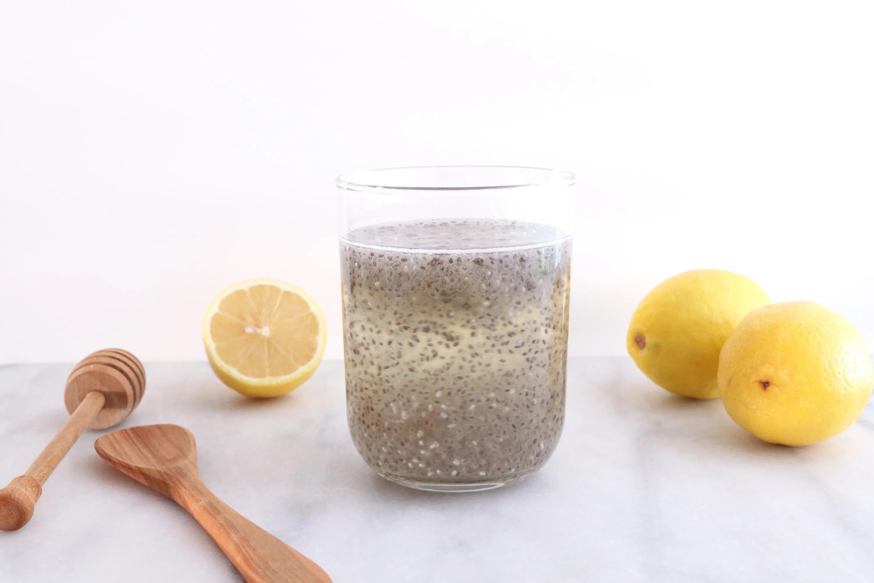 Чиа с водой и лимоном. Чиа. Lemon chia. Семена чиа с водой и лимоном. Вода с семенами чиа и лимоном.