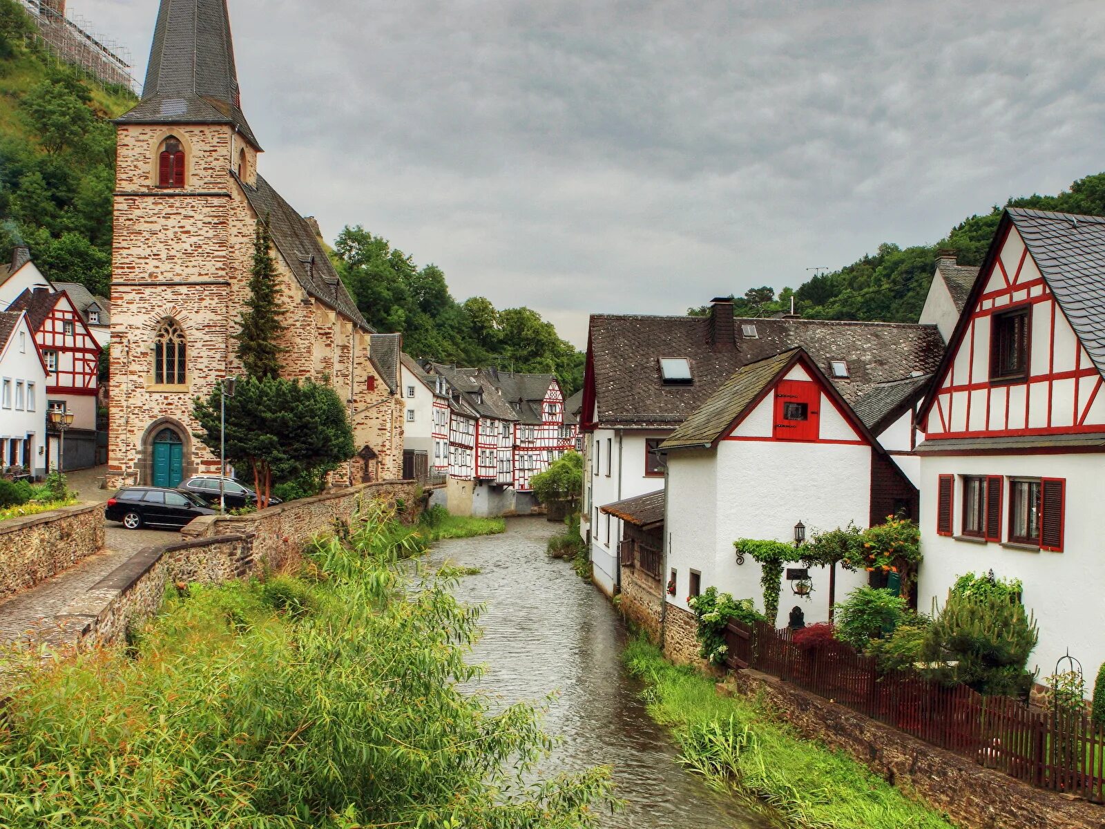 маленький город. италия мощеные улочки. в маленьких городах с небольшим. идеи для бизнеса в маленьком городе. кольмар, эльзас, франция.