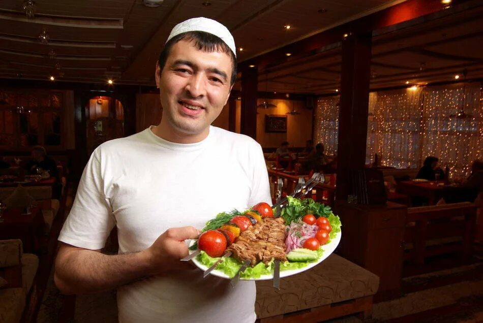 Работа поваром иркутск. Повар узбек. Повар таджик. Армянский повар. Повара Узбекистана.