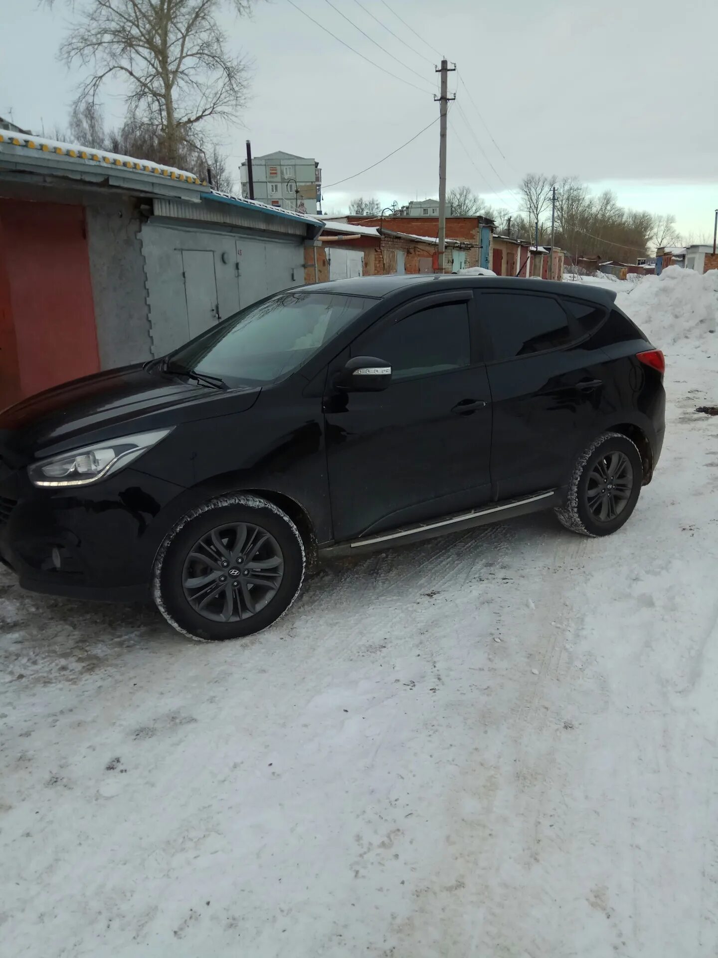 Литые диски ix35. Hyundai ix35 r18. хендай ix35 диски r18. hyundai ix35 черный на 20 колесах. hyundai ix35 черные диски.