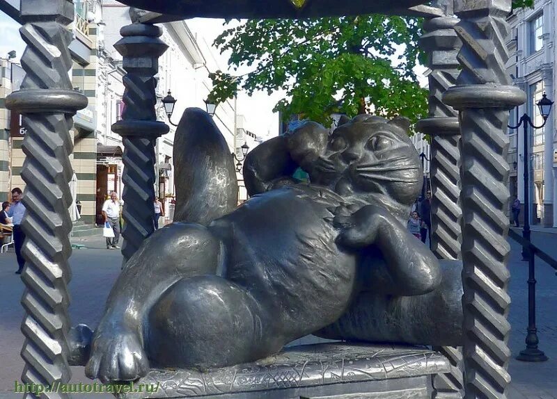 Кот казанский памятник в казани. Казань улица баумана кот казанский. Кот казанский памятник в казани. Памятник коту казанскому улица баумана. Памятник коту в казани на баумана.