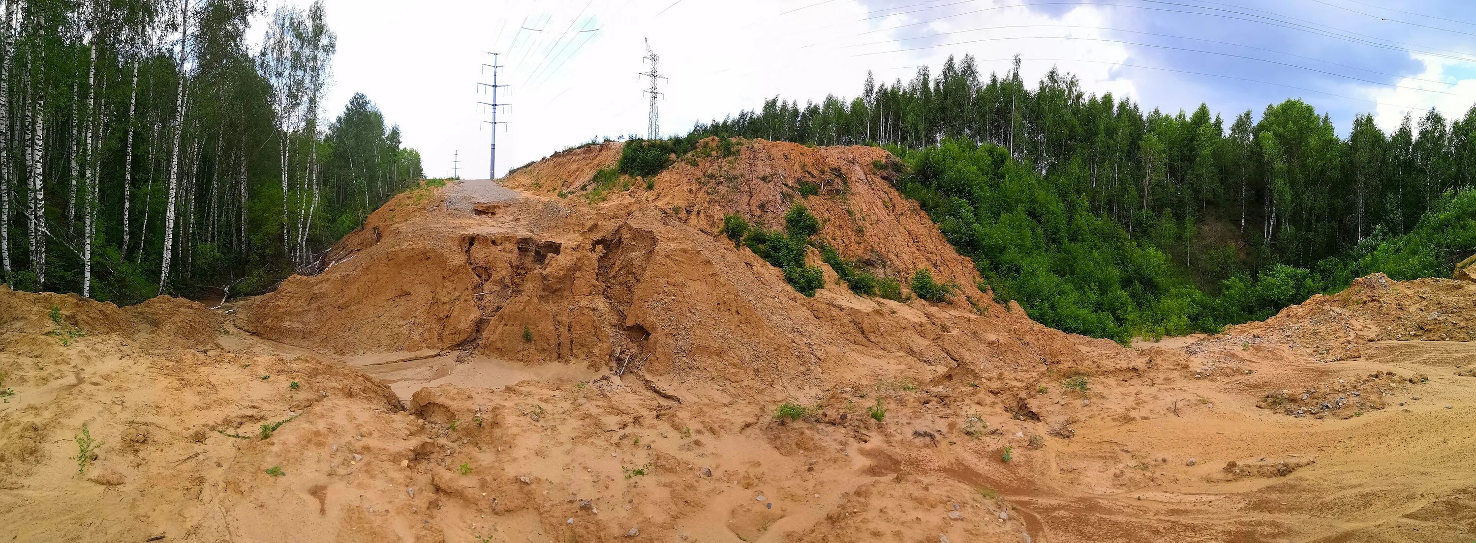Котлован. Овражная водная эрозия. Рабочие откопали рисунок. Застройка фото. Длинная земляная насыпь.