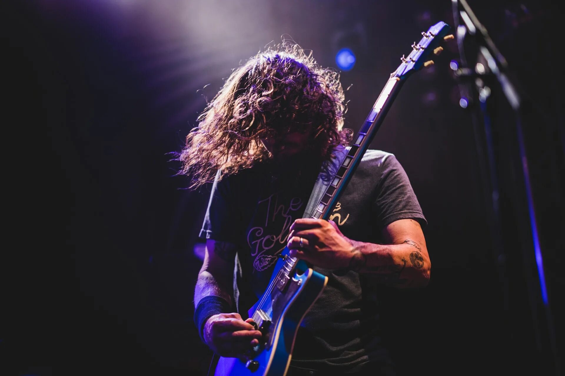 Рок сток. Парень с гитарой. Бас гитара и барабаны арт. Человек с гитарой. Фото горящей гитары.