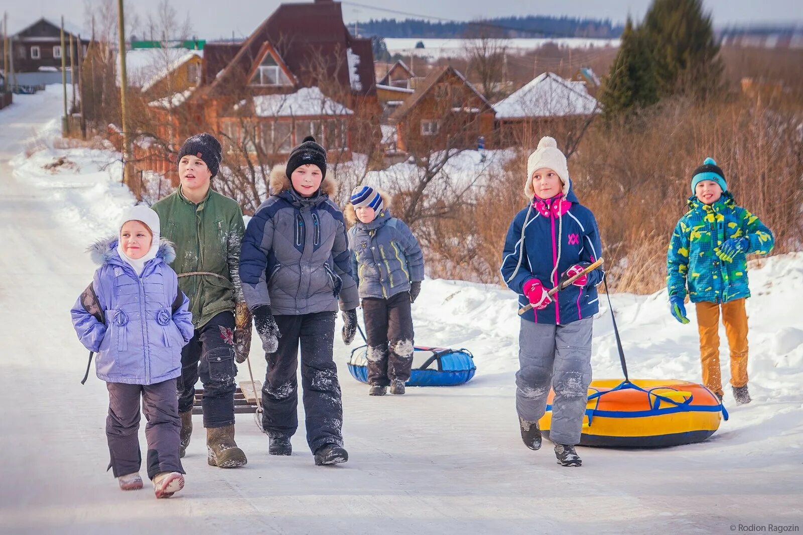 Каникулы в деревне 2. Дети зимой в деревне. Зимние каникулы в деревне. Дети на каникулах в деревне. Люди в деревне зимой.