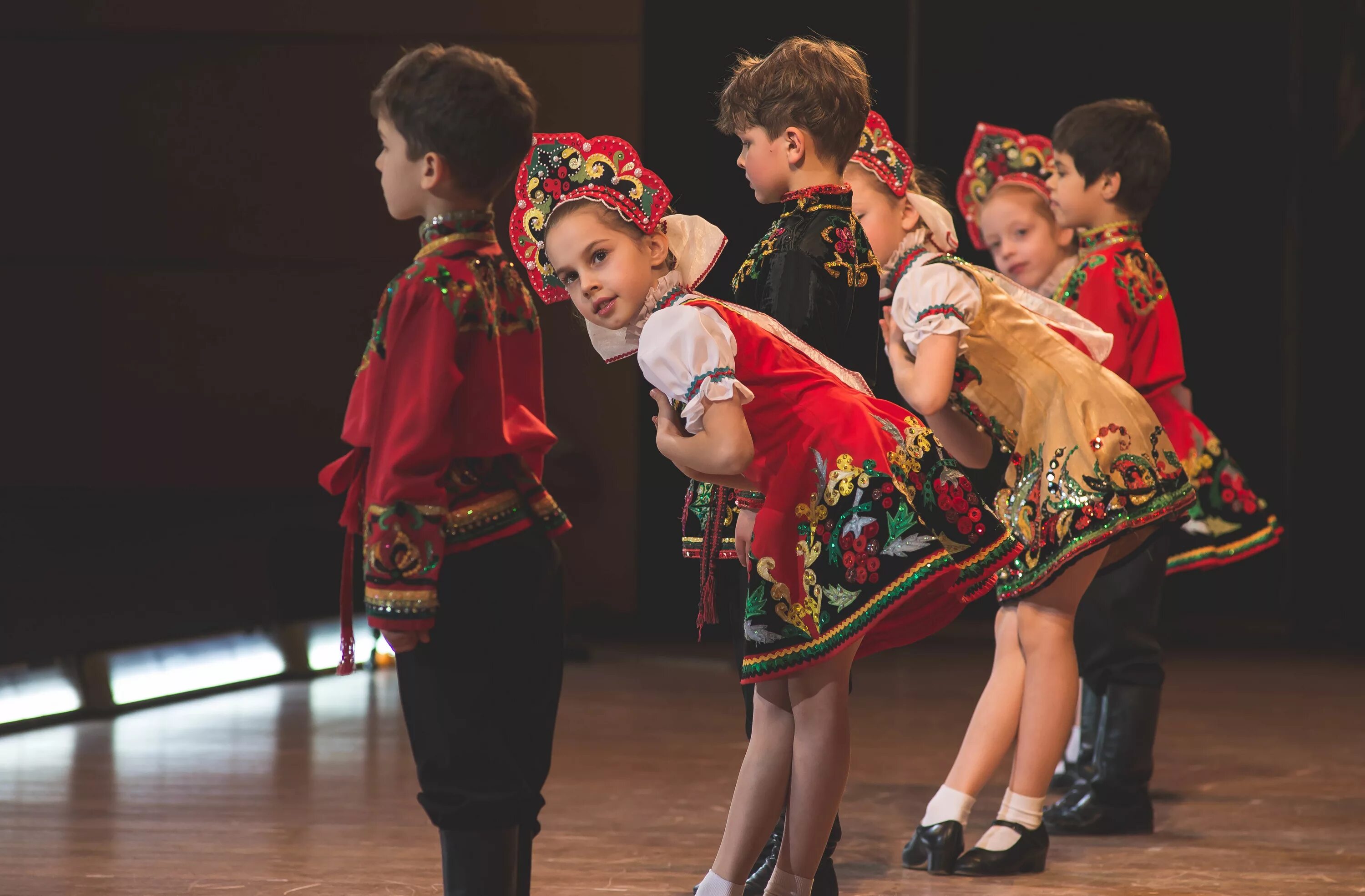 Народные костюмы для танцев. Русский танец для детей 10 лет. Русско народные танцы для детей. Народные танцы для детей. Русский танец для детей 10 лет.