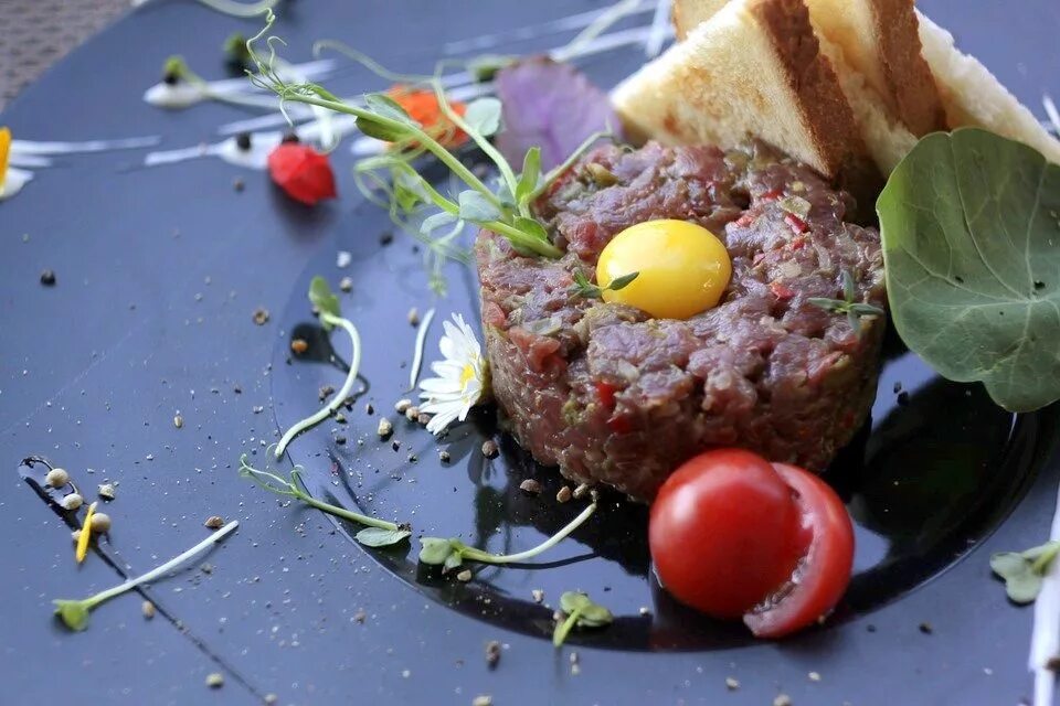 Мясо с желтком в центре. Фарш. Тартар из сырого мяса. Тартар из говядины. Бифштекс фарш.