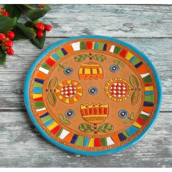 Пряник летающая тарелка. Керамические тарелки с ручной росписью. Пряник тарелка. Пряники в столовой. Пряник тарелка.