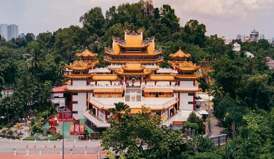 Храм мариамман бангкок. Пещеры бату. Остров пенанг малайзия. Penang малайзия достопримечательности. Храм шри мариамман.