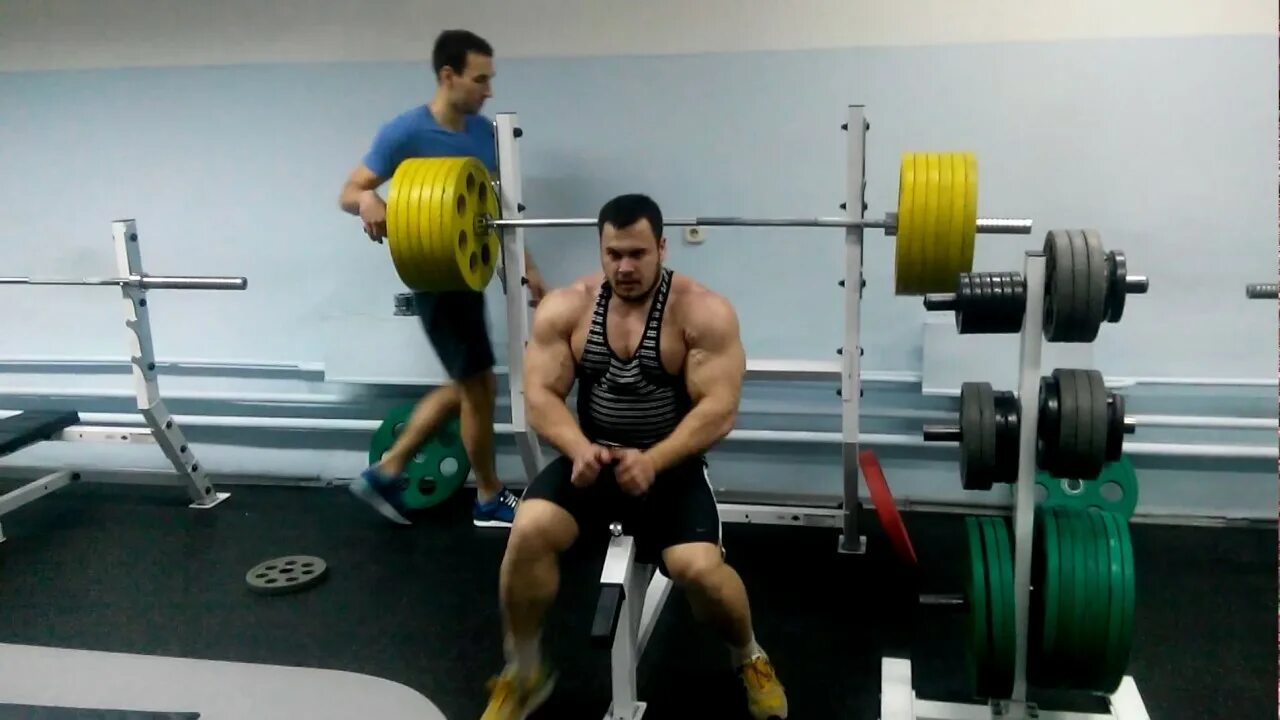Жим в смите 30 градусов. Жим штанги лежа под углом 45. Жим 30 кг. Жим 30 кг. Скамья 30 градусов для жима.