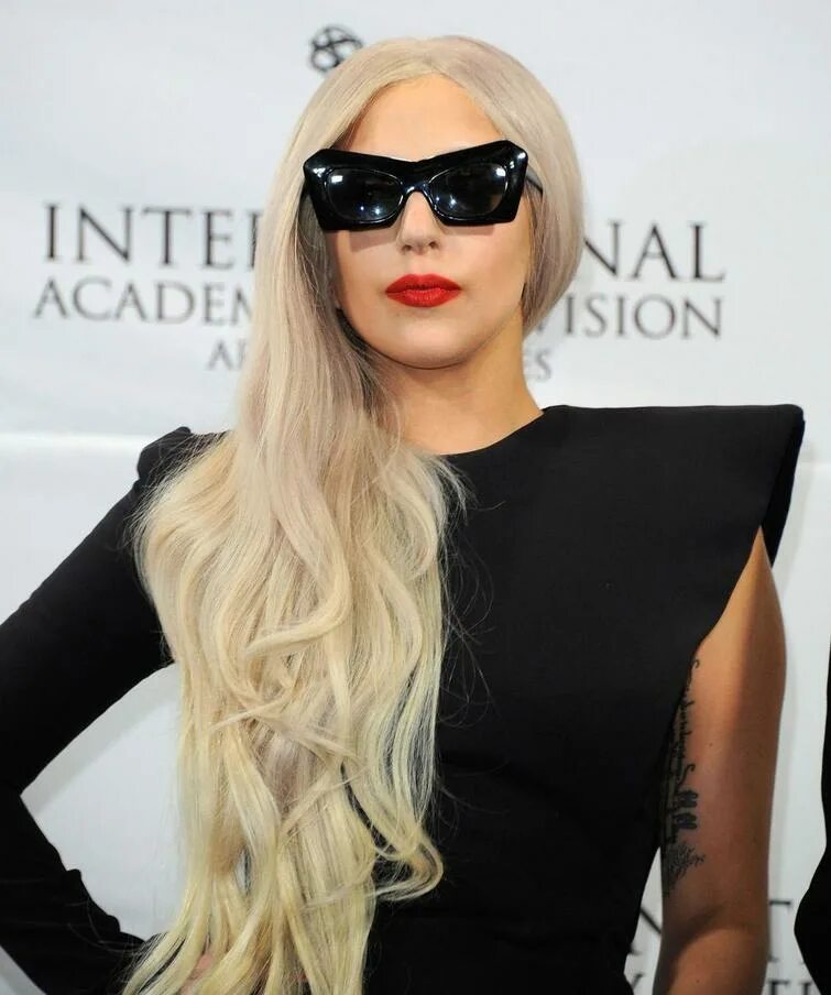 Леди гага. Леди Гага с длинными волосами. Леди Гага 2011 фото. Леди Гага с черными волосами. Леди Гага блондинка.