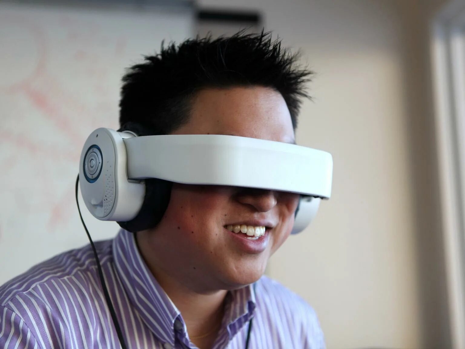 Выталкивать из кадра рукой. Plantronics ушная гарнитура. Говорящий девайс. Говорящий девайс. Говорящий девайс.