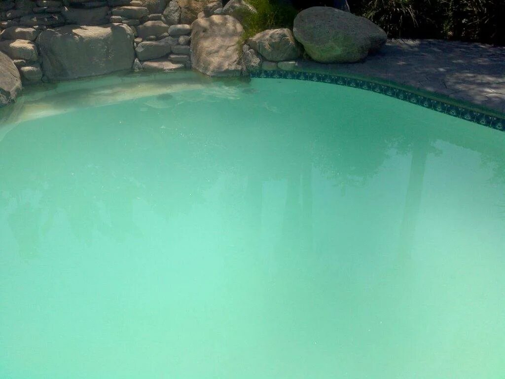 Зеленый бассейн. Мутная вода в бассейне. Зеленая вода в бассейне. Зеленая прозрачная вода в бассейне. Цветущая вода в бассейне