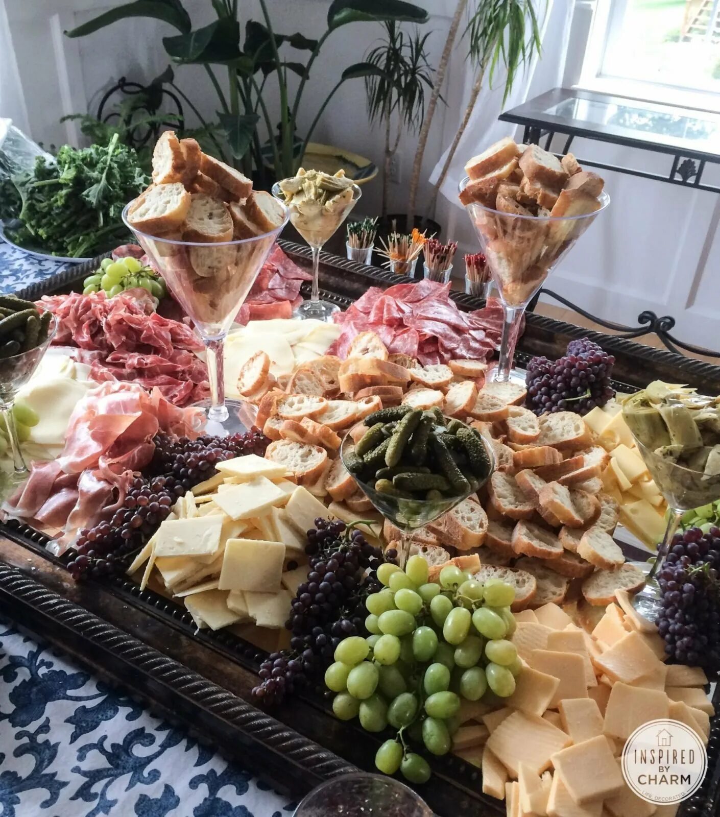 Тарелка с угощениями